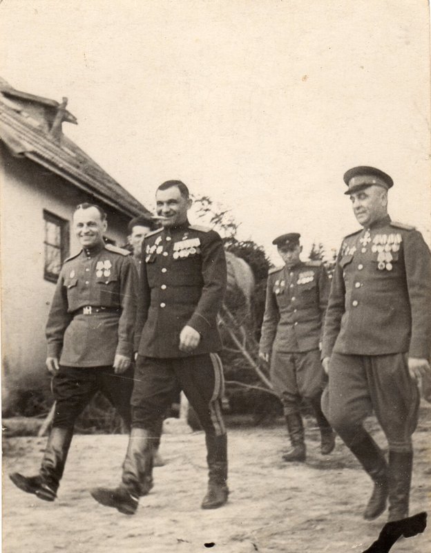 Командующий 51 армии генерал-лейтенант Крейзер Я.Г. (в центре). 1943–1945 гг.