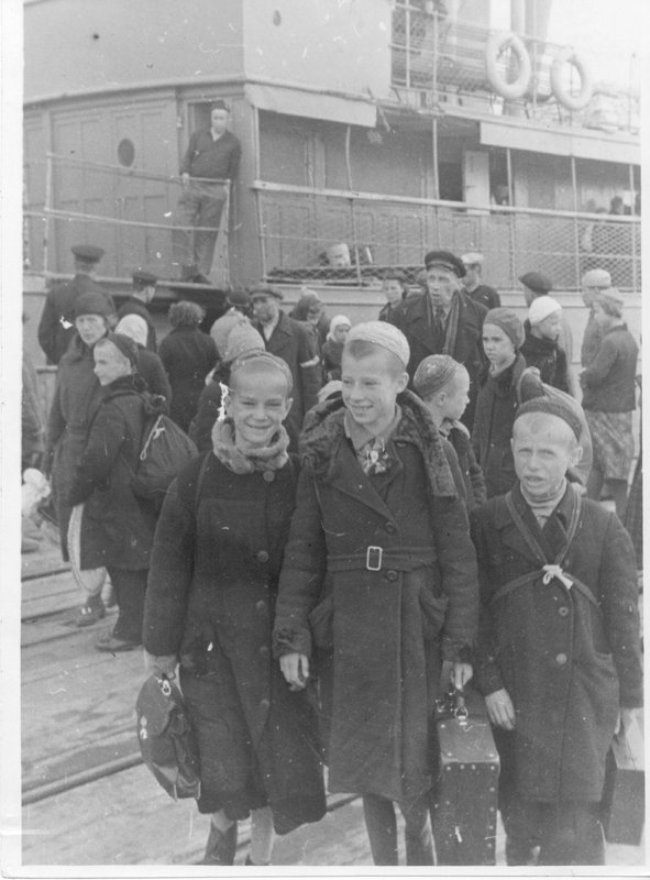 Children evacuated from Leningrad near ship in Kobona port on the Ladoga road