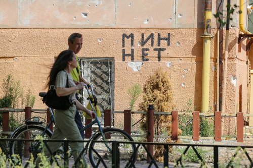 Повседневная жизнь в Рубежном. Люди на одной из улиц города. В ответ на обращение руководителей республик Донбасса с просьбой о помощи
