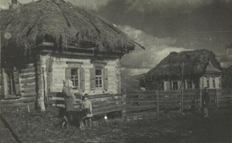 Семья Берлина Я.Е. в эвакуации. Галина, Ирина и Мария около дома в деревне Урняк