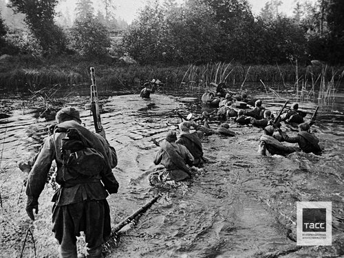 Бойцы Красной Армии во время переправы через реку в ходе наступления на Северо-Западном фронте
