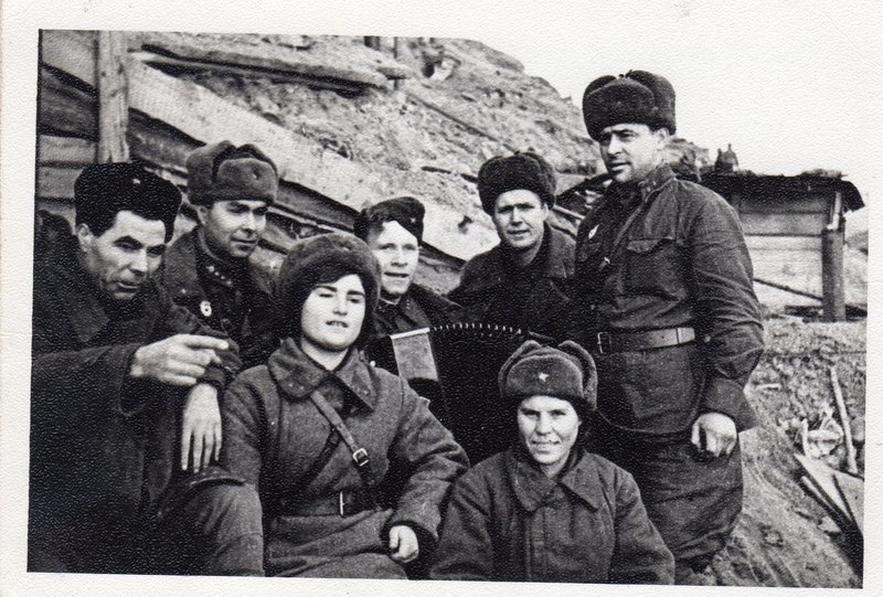 У блиндажа. Октябрь 1942 г.