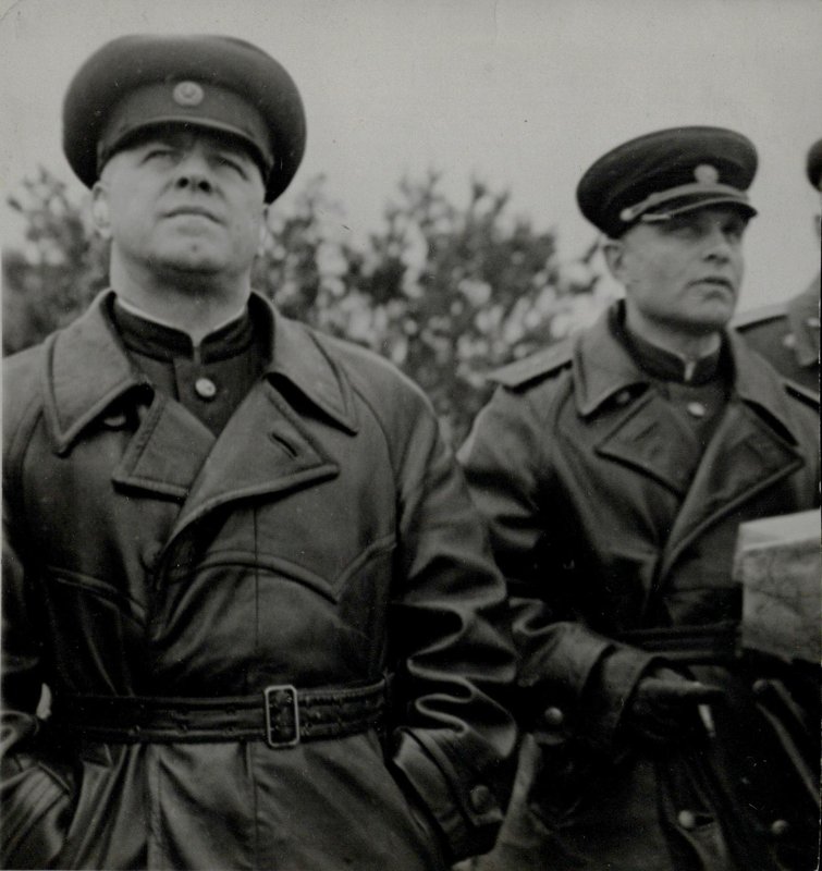 Жуков Г.К.(слева) и Казаков В.И., командующий артиллерии 1-го Белорусского фронта, генерал-полковник наблюдают за воздушным боем