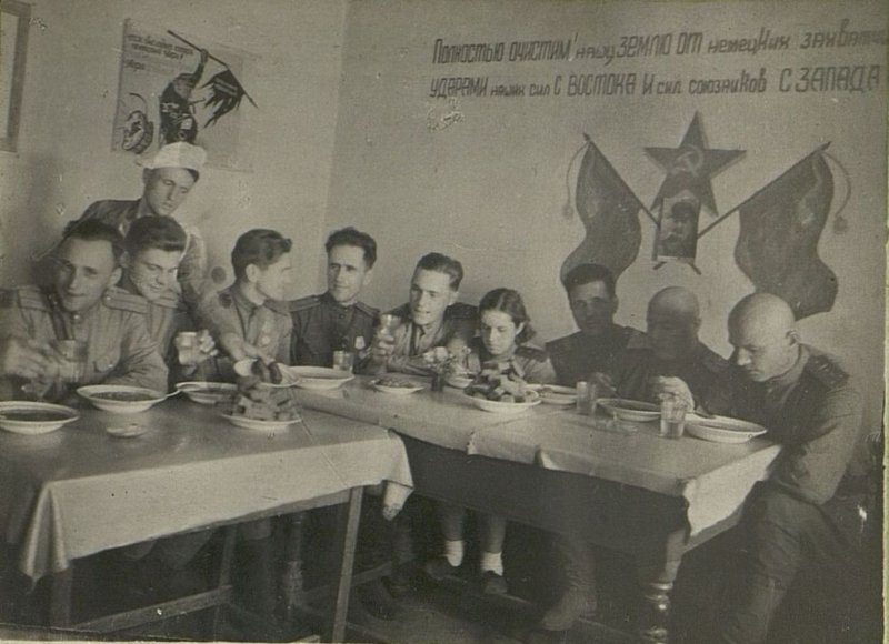 Фотография: В офицерской столовой