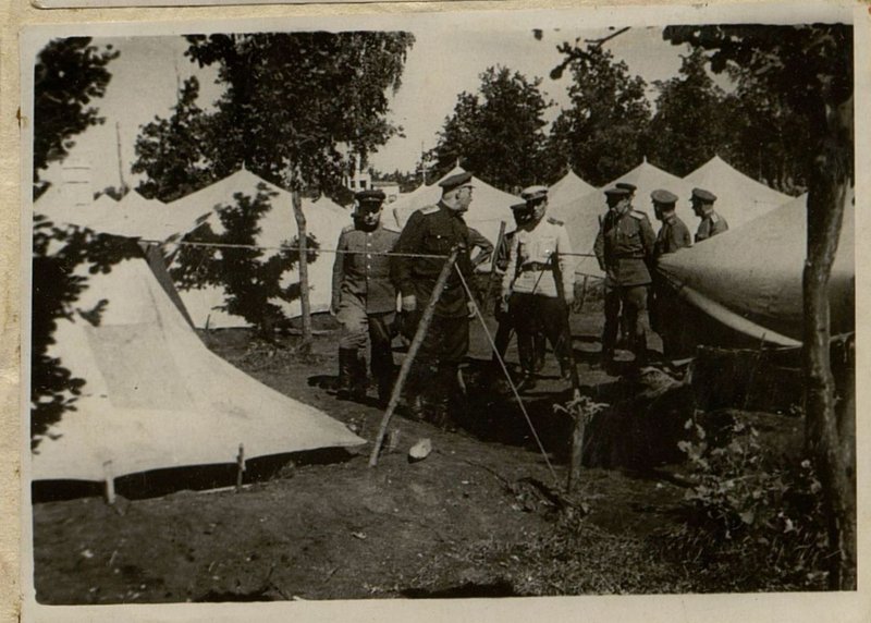 Фотография: Член Военного Совета генерал Чекаловский среди репатриированных воинов Красной Армии