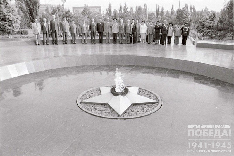 Leaders of the party and government of Uzbekistan near the Eternal fire on the Victory Day