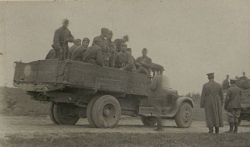 Фотография: Отправка на задание взвода лейтенанта Копылова. При отправке присутствуют командир батальона майор Аб. и капитан Казанцев