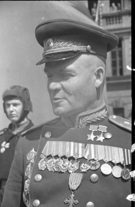 «Генерал-полковник Д.Д. Лелюшенко на открытии Памятника советским танкистам в Праге.»