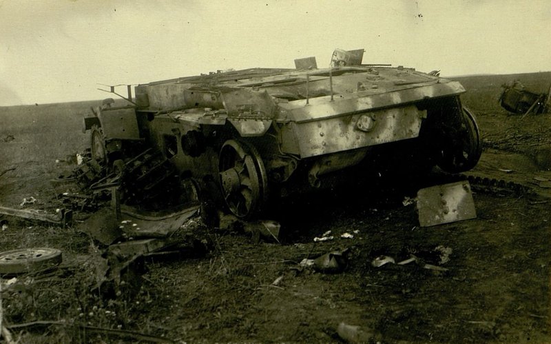 Фотография: Два прямых попадания 122-мм снарядов в башню. Огонь вела 3 батарея 642 ПАП 5 АД РГК. Район Бузулук 6.7.1043 года