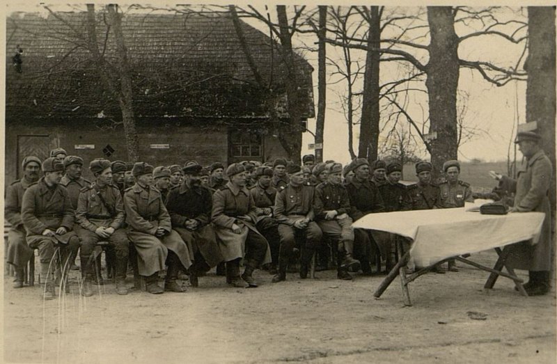 Image: Political instruction with non-commissioned officers. Conducted by the party instructor of the battalion of convalescents (BV) Lieutenant Kozmin