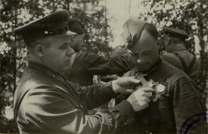 Фотография: Член Военного Совета 54 Армии Бригадный Комиссар Холостов вручает правительственную наргаду Политруку Чистякову