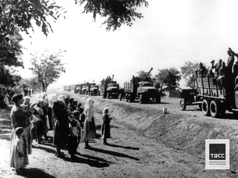 Советские войска во время прохода через один из населенных пунктов