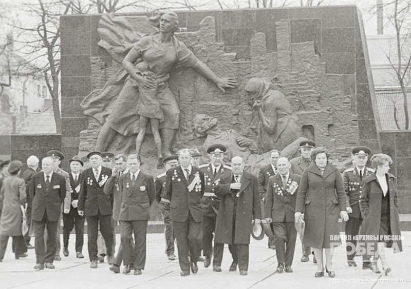 Воины-пограничники, прибывшие в г. Луцк у памятника