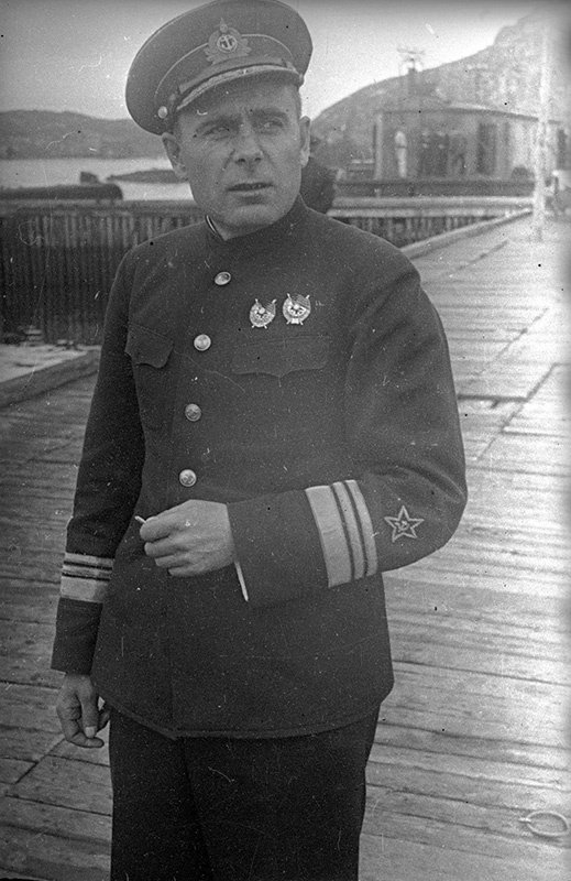 Командующий Северным флотом вице-адмирал Арсений Головко. Североморск, 1942