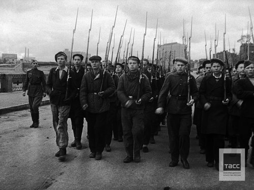 Soldiers of the General military training of the Frunzensky district during drill on the Rostov embankment of the Moscow river