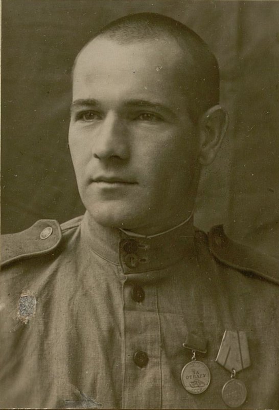 Фотография: Водитель автомашины Зис-5 рядовой Гаврющенко В.С. за 1944-45 г. прошел 99696 килом.