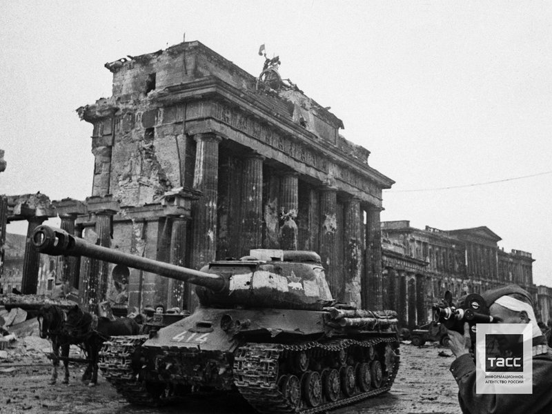 У Бранденбургских ворот. Май 1945 г.