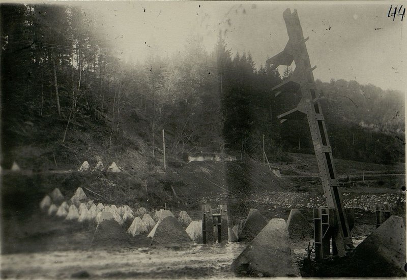 Image: Anti-tank obstacles at the foot of the pass (lane of 95 rifle corps)