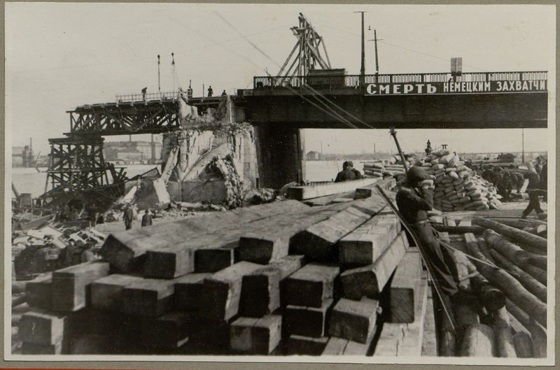 Фотография: Установка ригельно-раскосных ферм в первом пролете со стороны г. Буды