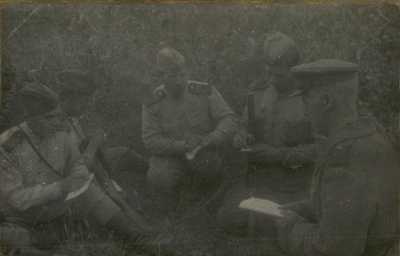 Фотография: Парторг 323 ОБС (отдельного батальона связи) 109 укрепрайона Старший лейтенант товарищ Ершов дает указания парторгам по подготовке и проведению ротных партсобраний