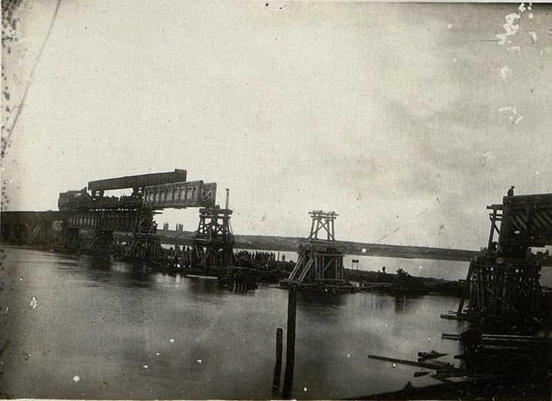 Image: Installation of the Town's truss on supports with a jib crane
