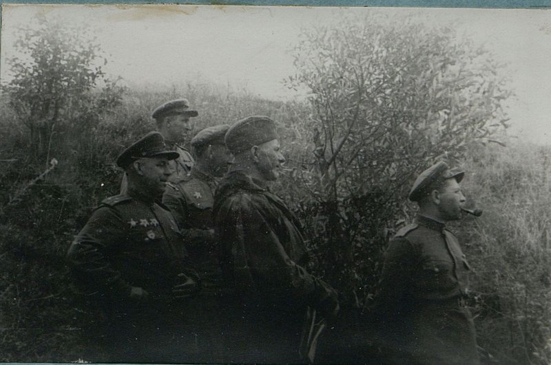 Фотография: Командир 121 стрелковой дивизии генерал-майор Червоний (в центре) на НП дивизии