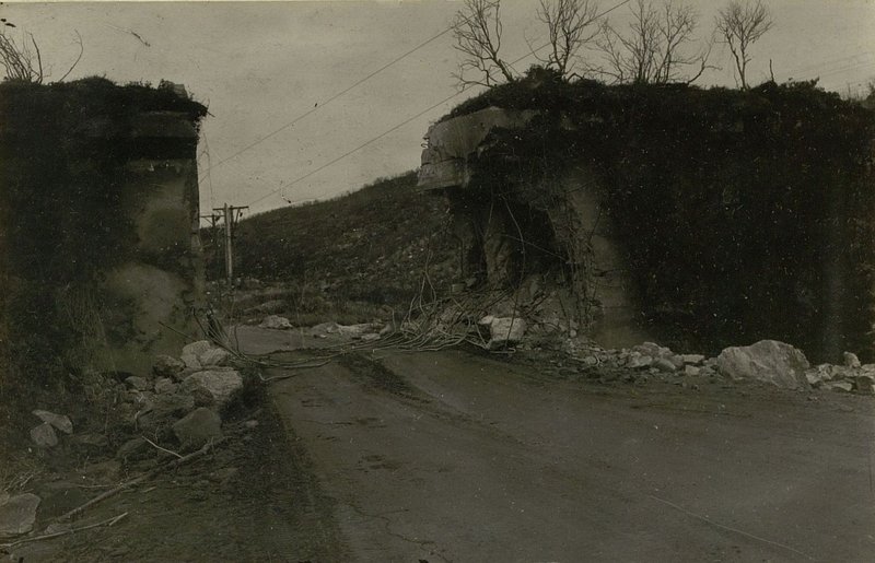 Фотография: Железо-бетонные и каменно-бетонированные заборы опорных населенных пунктов