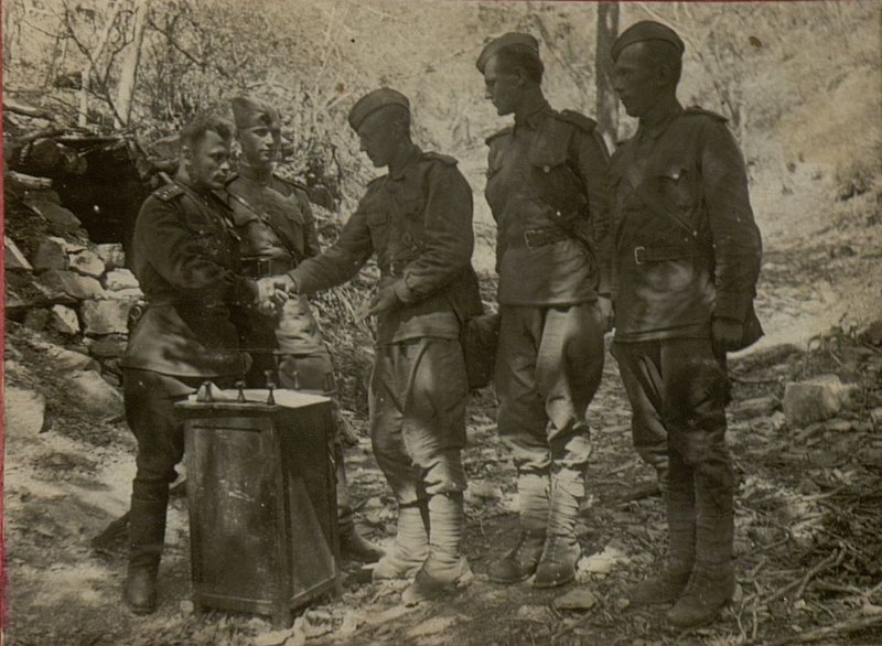 Фотография: Помощник начальника Политотдела Армии по комсомолу капитан Никонов вручает комсомольские билеты товарищам Старший Сержант у Колячкину, Старший Сержант у Селезневу, сержанту Дмитриеву.