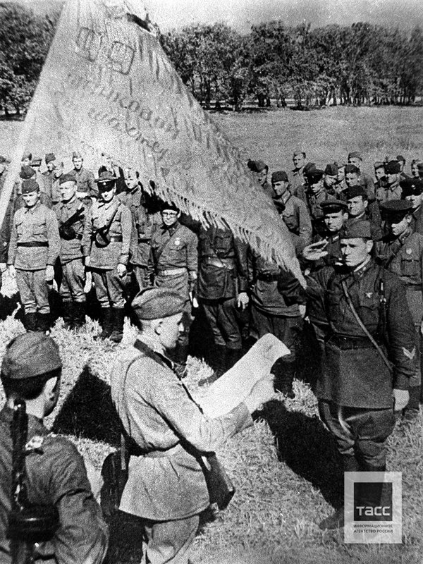 Locksmith of the Stalingrad Tractor Plant A. Kravtsov voluntarily joined the ranks of Red Army during taking an oath