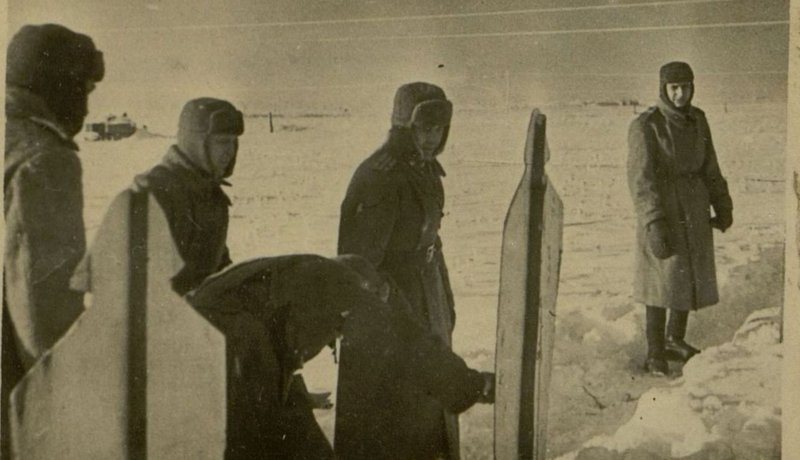 Фотография: Командир части подполковник Гавриленко лично поверяет открытые окопы, мишени и пулемет