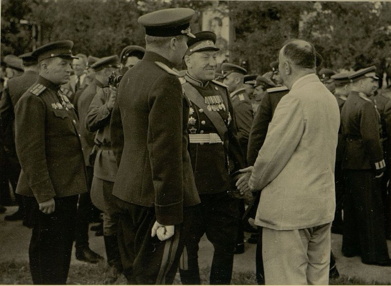 Фотография: Генерал-полковник товарищ Бюрюзов вручает ордена Советского Союза болгарским генералам и офицерам