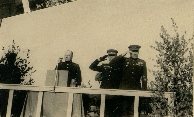 Фотография: У микрофона член военного совета генерал-майор Карпенков. Он поздравляет наших воинов с победой над врагом