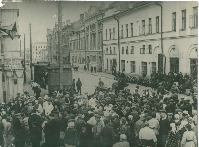 Трудящиеся г. Казани слушают речь Сталина И.В. 3 июля 1941 г. 1941 г.Казань