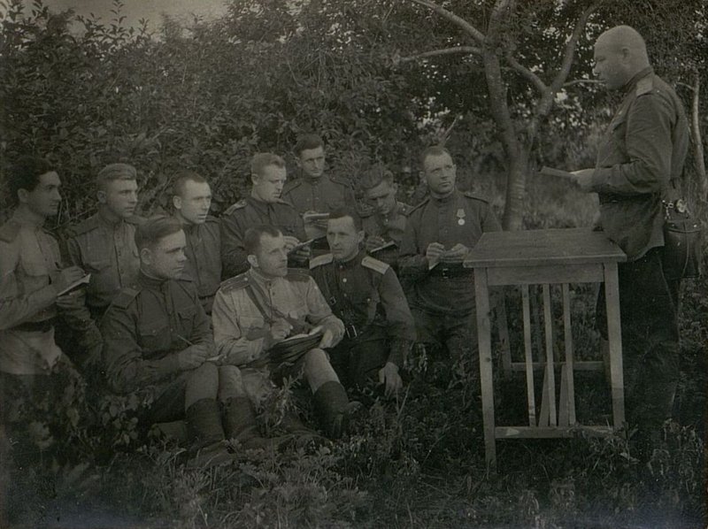 Фотография: Занятия кандидатской школы проводит парторг батальона капитан Тюренков В.В.
