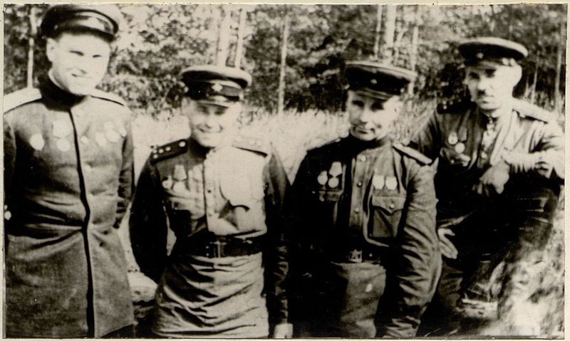 Фотография: гвардии майор Карпекин И.Н., гвардии капитан Гиренков, гвардии майор Загладько, гвардии капитан медицинской службы Моисеев