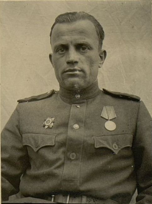Фотография: Командир 1 батареи капитан Кравчук И.М. В боях показал себя смелым и отважным. Проявлял разумную инициативу и умело руководил батареей.