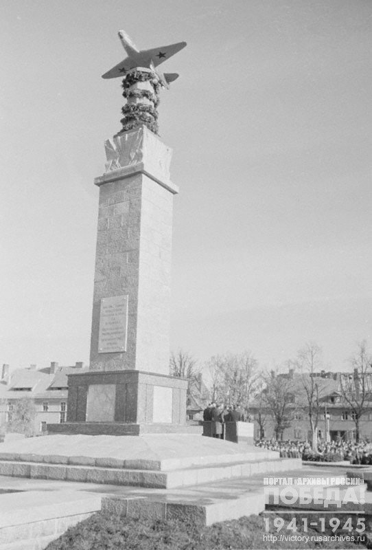 Памятник советским летчикам в г. Пила (Польша)