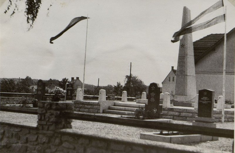 Фотография: Общий вид кладбища и памятника