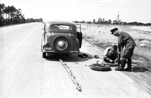 Ремонт колеса. Германия. Май 1945 г.