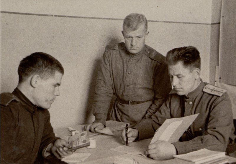 Фотография: Комсомолец Степанов вступает в ВКП/б/