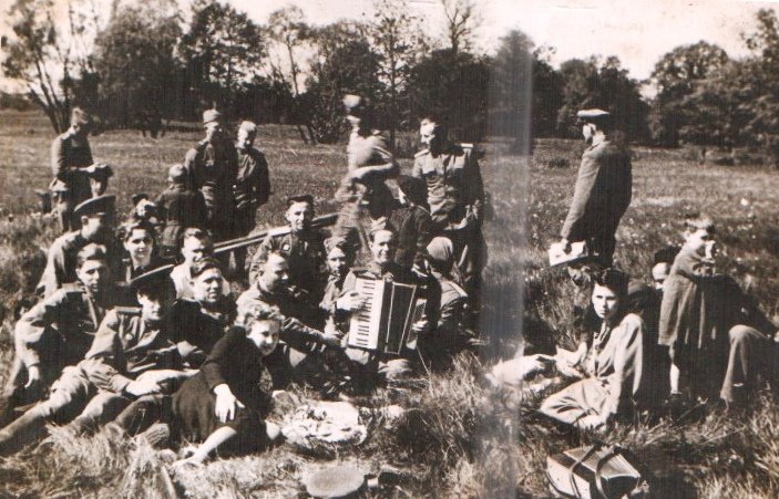 Отдых советских военнослужащих на природе (Германия, 1946 год)