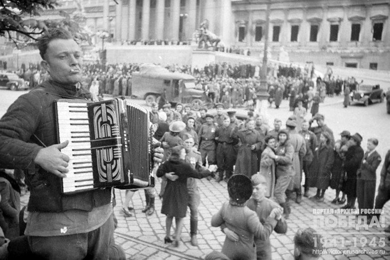 Народное гуляние по случаю освобождения г. Вены советскими войсками на одной из площадей города
