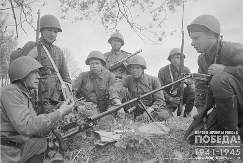 Sergeant I. Babaskin explains to the soldiers the mechanism of an anti-tank rifle