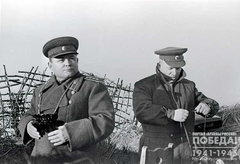 Командующий Воронежским фронтом Н.Ф. Ватутин и член Военного Совета Воронежского фронта Н.С. Хрущев на наблюдательном пункте под Белгородом