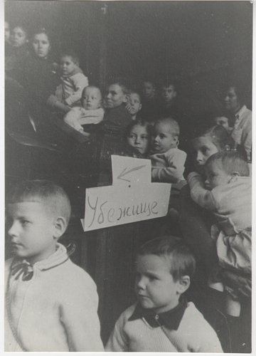 «Воспитательница ленинградского детского сада №58 И.К. Лирц с детьми в бомбоубежище»