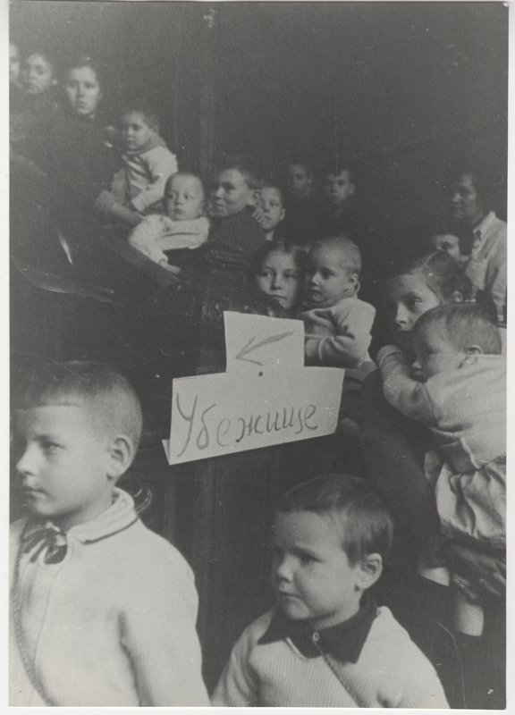 «Воспитательница ленинградского детского сада №58 И.К. Лирц с детьми в бомбоубежище»