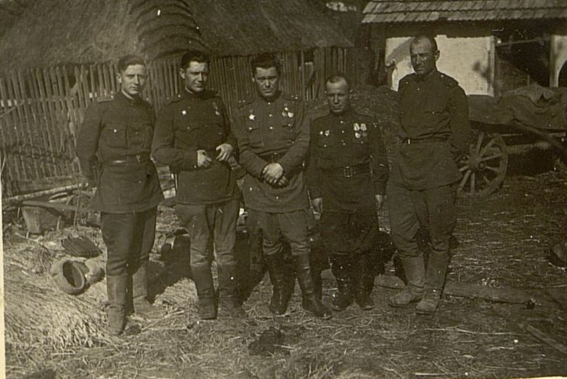 Фотография: Слева направо: комсорг полка старший лейтенант Тачков, агитатор полка старший лейтенант Ясь, ком. полка полковник Шабанов, Заместитель командира полка по п/ч майор Заложных, парторг полка старший лейтенант Тетерин