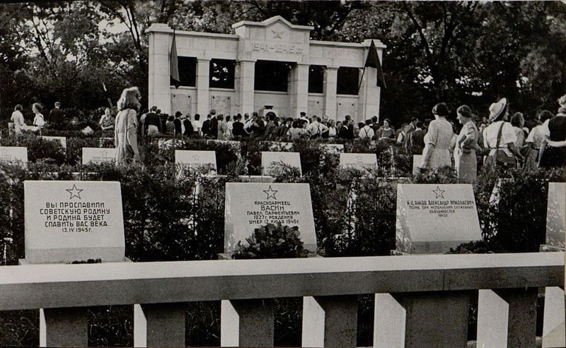 Image: Inspection of the cemetery structures after the funeral meeting