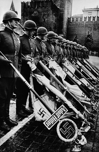 Поверженные знамена. Парад Победы на Красной площади в Москве. 1945 г