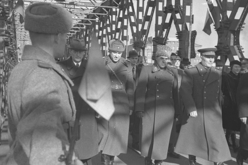 «Маршал И.С. Конев с делегатами переходит через восстановленный в Братиславе мост через Дунай, получивший название «мост Красной Армии» (с 1990 года — Старый мост).»